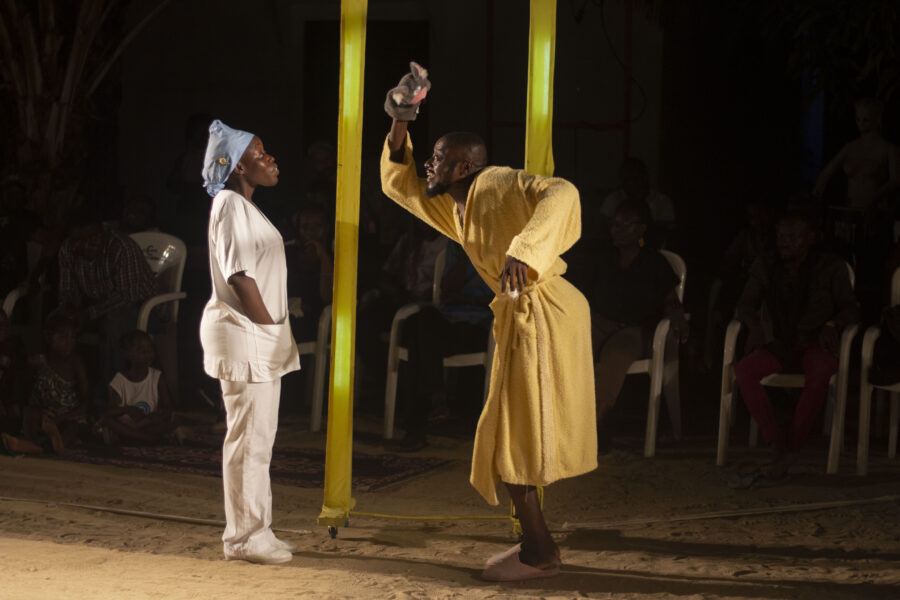 Vue de la pièce de théâtre « Faustine d'Agla, Effet Doppler » en représentation à Le Centre