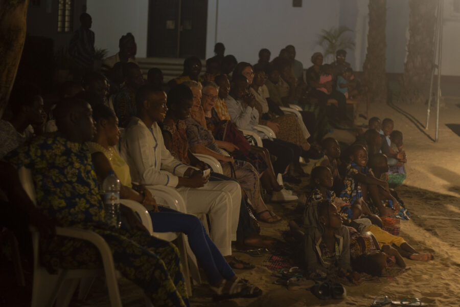 Vue de la pièce de théâtre « Faustine d'Agla, Effet Doppler » en représentation à Le Centre