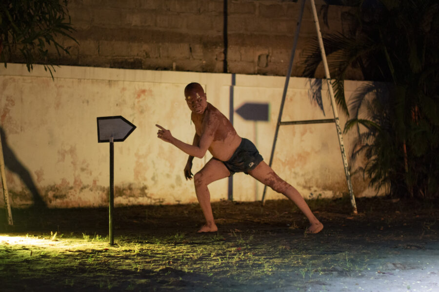 Vue de la pièce de danse « Le grand-père des arbres » en représentation à Le Centre