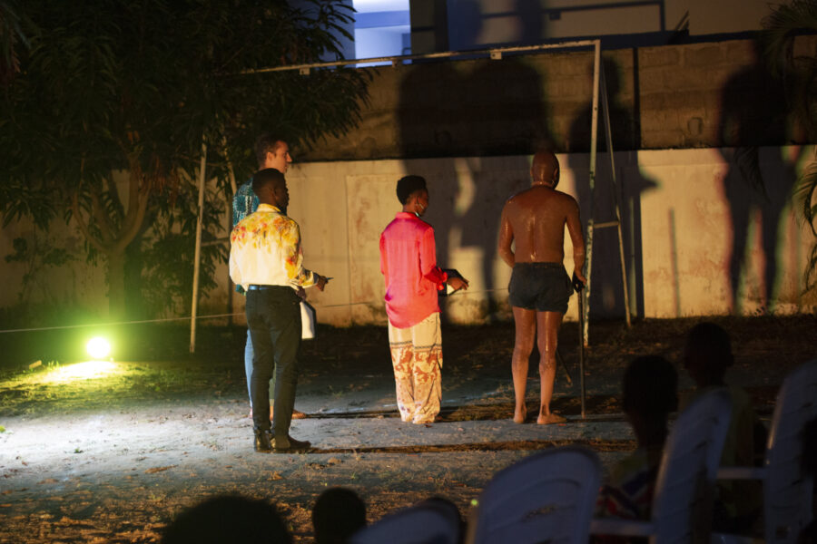 Vue de la pièce de danse « Le grand-père des arbres » en représentation à Le Centre