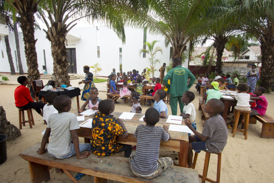 Vue de l'atelier jeune public de peinture avec Ninon Aglingo à Le Centre