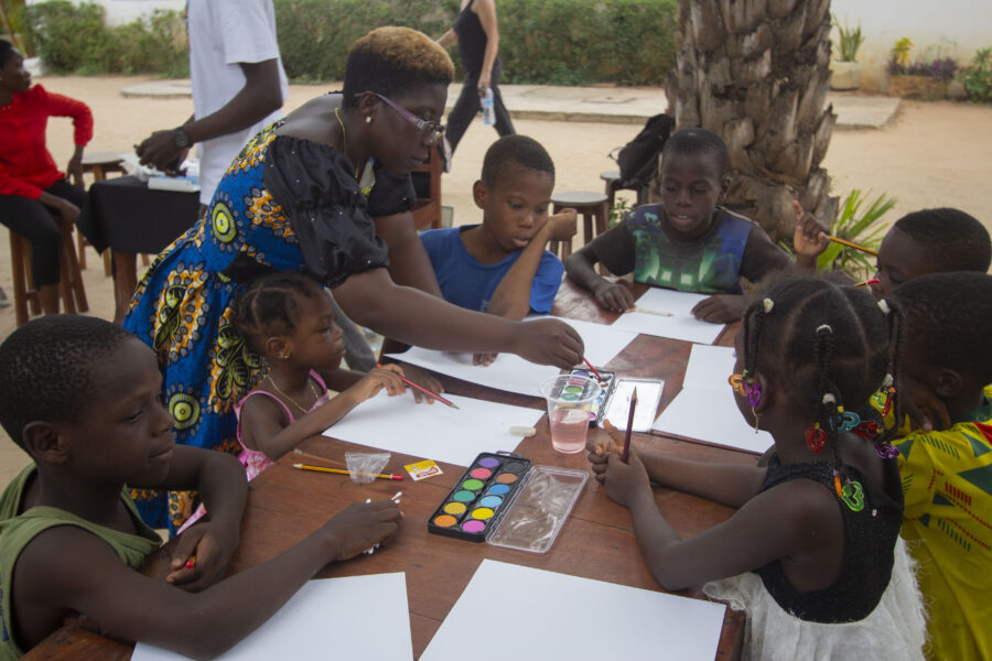 Vue de l'atelier jeune public de peinture avec Ninon Aglingo à Le Centre