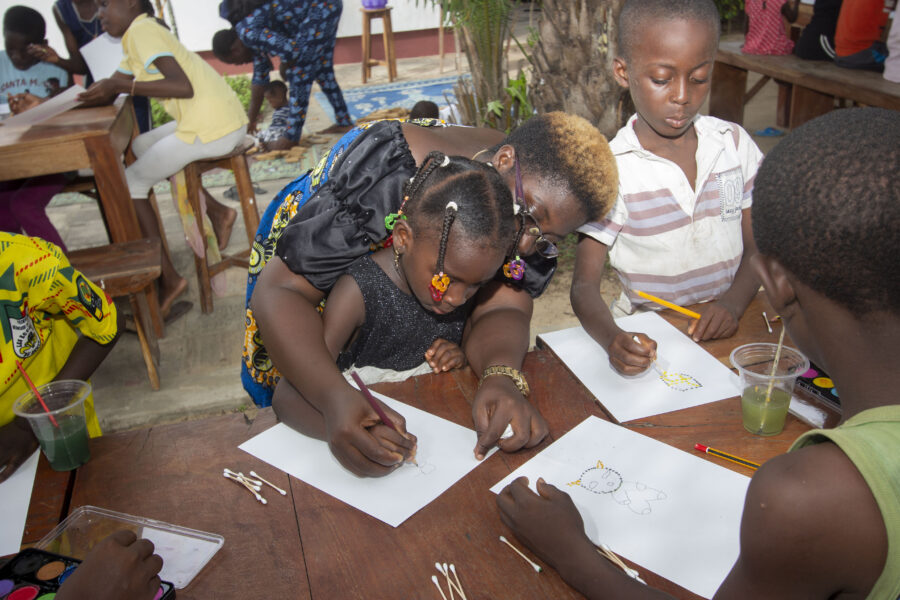 Vue de l'atelier jeune public de peinture avec Ninon Aglingo à Le Centre