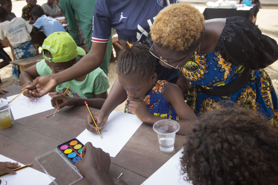 Vue de l'atelier jeune public de peinture avec Ninon Aglingo à Le Centre