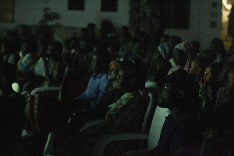 Vue de la projection du film « bal poussière » à Wà Cinéma