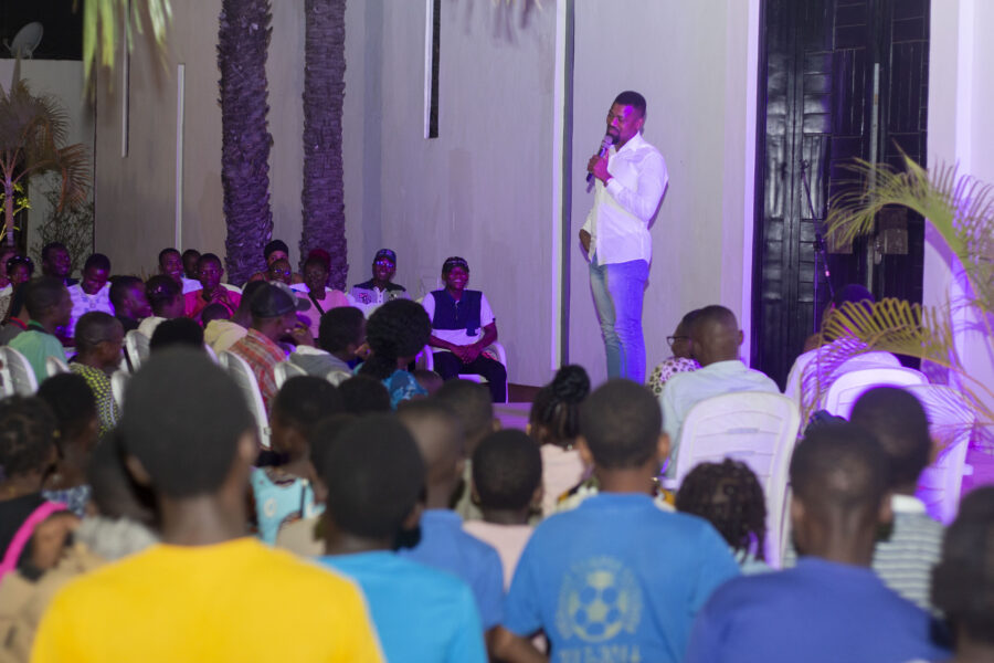 Vue de la soirée ​d'humour ​à l'Espace Culturel Le Centre avec ​l'artiste ​humoriste ​béninois ​Kromozom