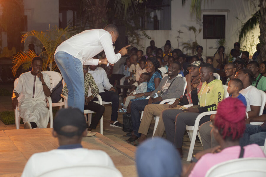 Vue de la soirée ​d'humour ​à l'Espace Culturel Le Centre avec ​l'artiste ​humoriste ​béninois ​Kromozom