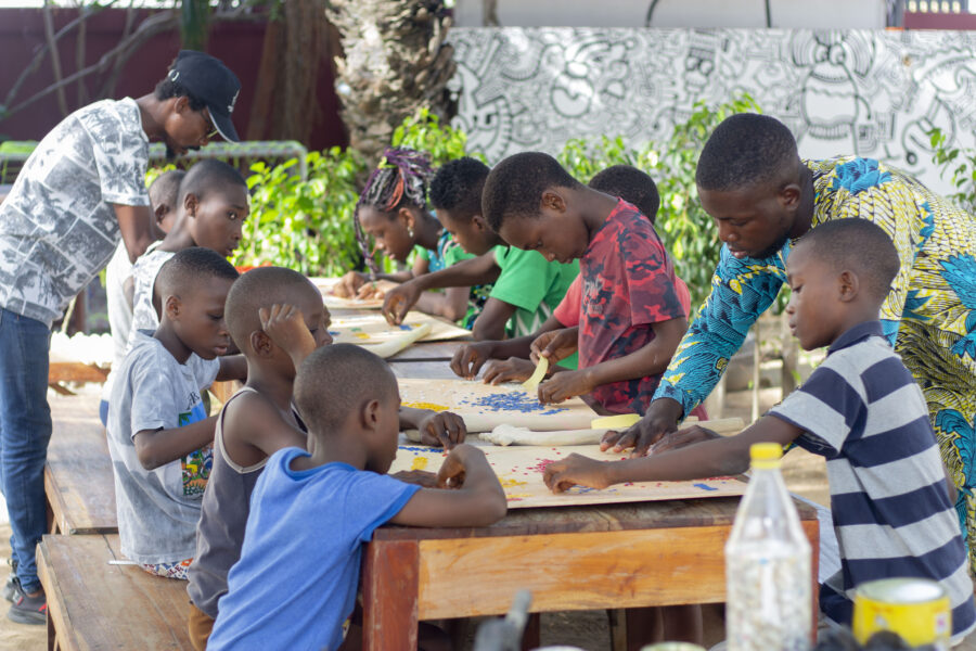 Vue de l'atelier Jeune Public de sculpture & théâtre autour des Récades à Le Centre