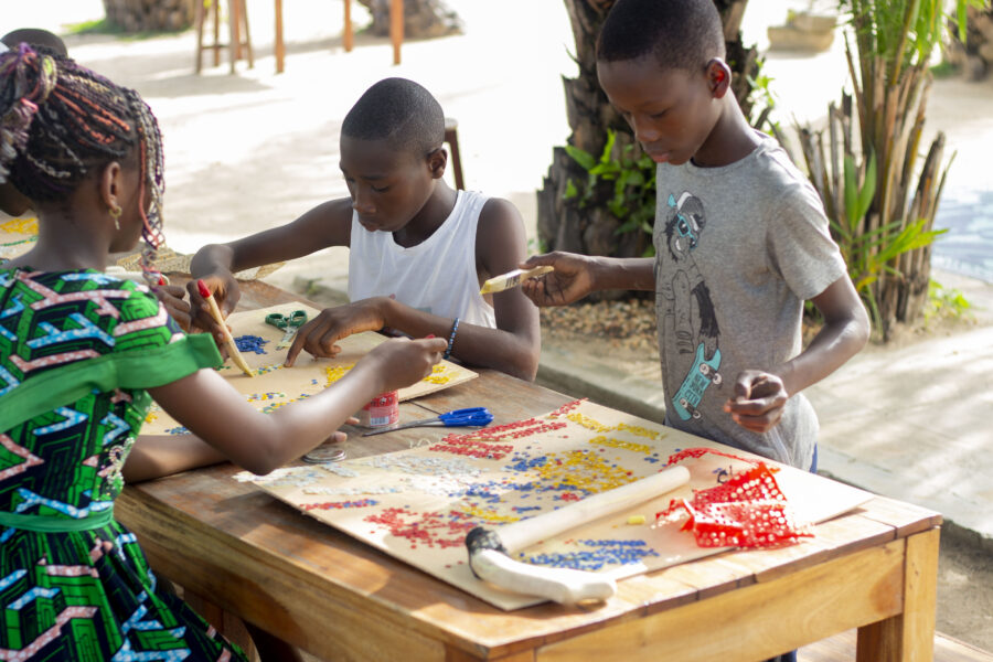 Vue de l'atelier Jeune Public de sculpture & théâtre autour des Récades à Le Centre
