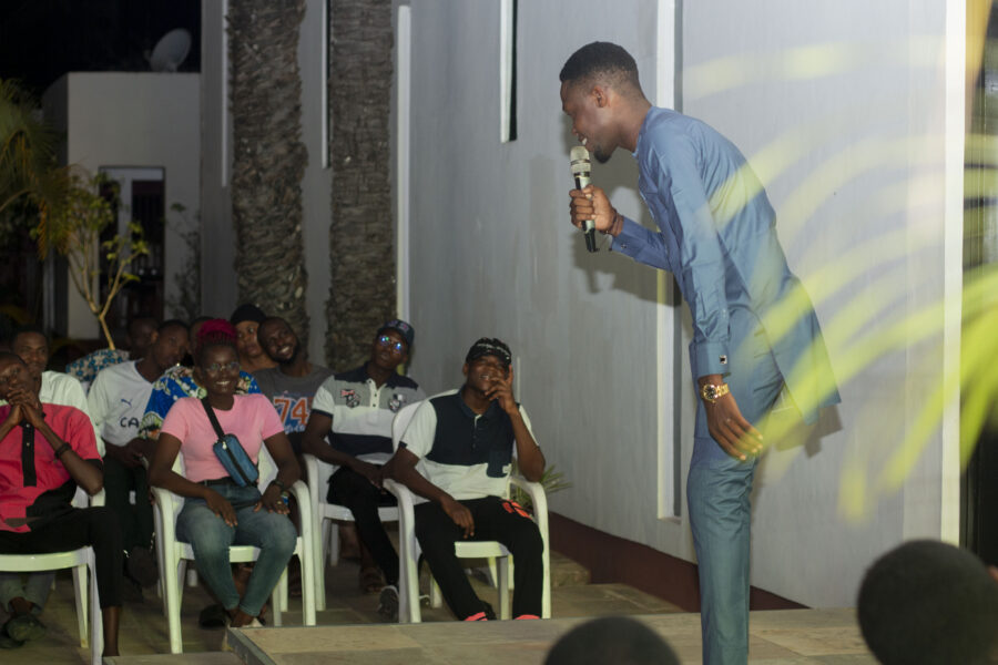 Vue de la soirée ​d'humour ​à l'Espace Culturel Le Centre avec ​l'artiste ​humoriste ​béninois ​Kromozom