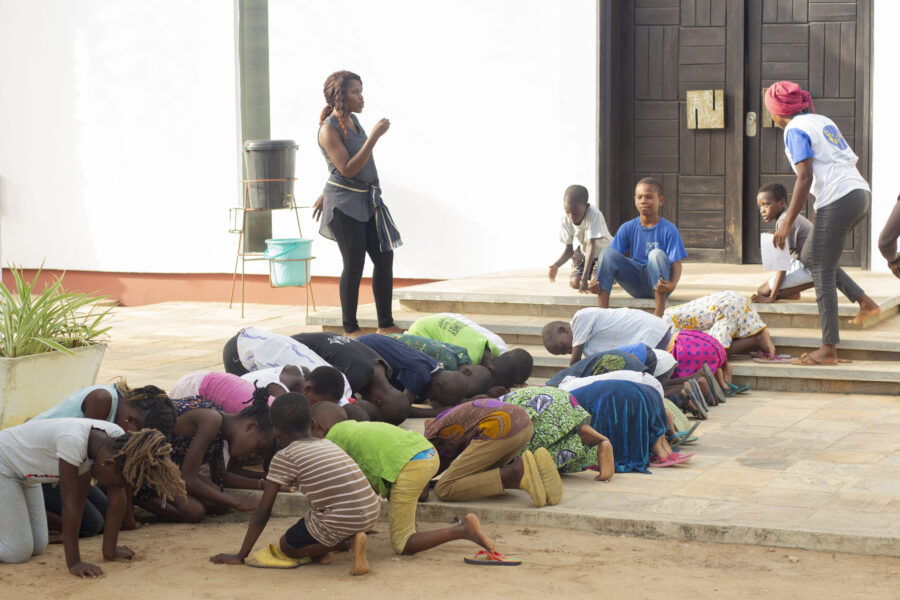 Vue de l'atelier Jeune Public de sculpture & théâtre autour des Récades à Le Centre
