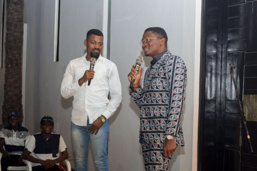 Vue de la soirée ​d'humour ​à l'Espace Culturel Le Centre avec ​l'artiste ​humoriste ​béninois ​Kromozom