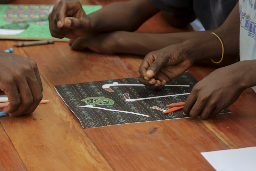 Vue de l'atelier jeune public de Frigg Toss avec nos enfants pendant sa résidence de recherches et de création à Le Centre