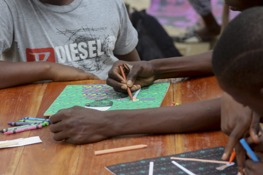 Vue de l'atelier jeune public de Frigg Toss avec nos enfants pendant sa résidence de recherches et de création à Le Centre