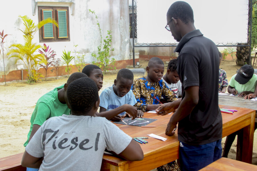 Vue de l'atelier jeune public de Frigg Toss avec nos enfants pendant sa résidence de recherches et de création à Le Centre