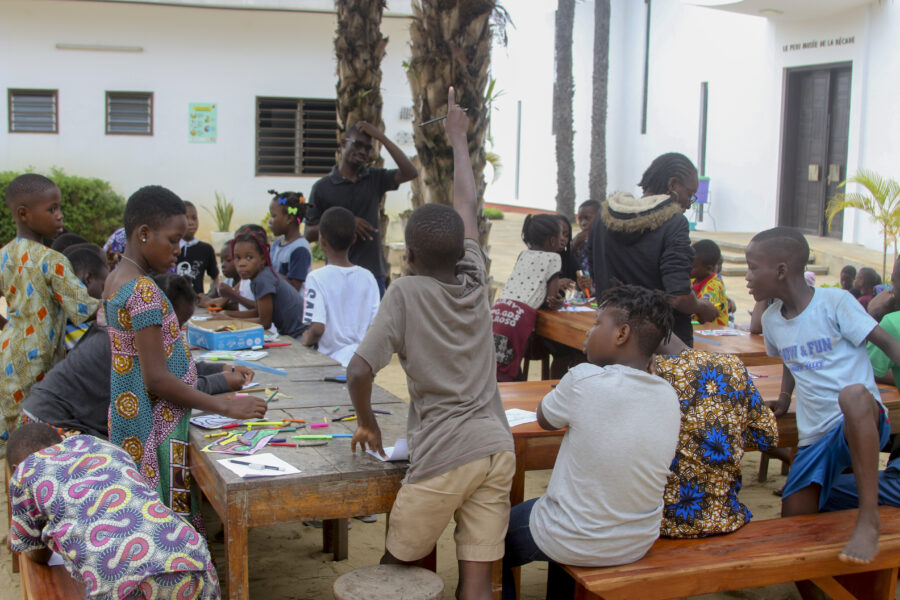 Vue de l'atelier jeune public de Frigg Toss avec nos enfants pendant sa résidence de recherches et de création à Le Centre