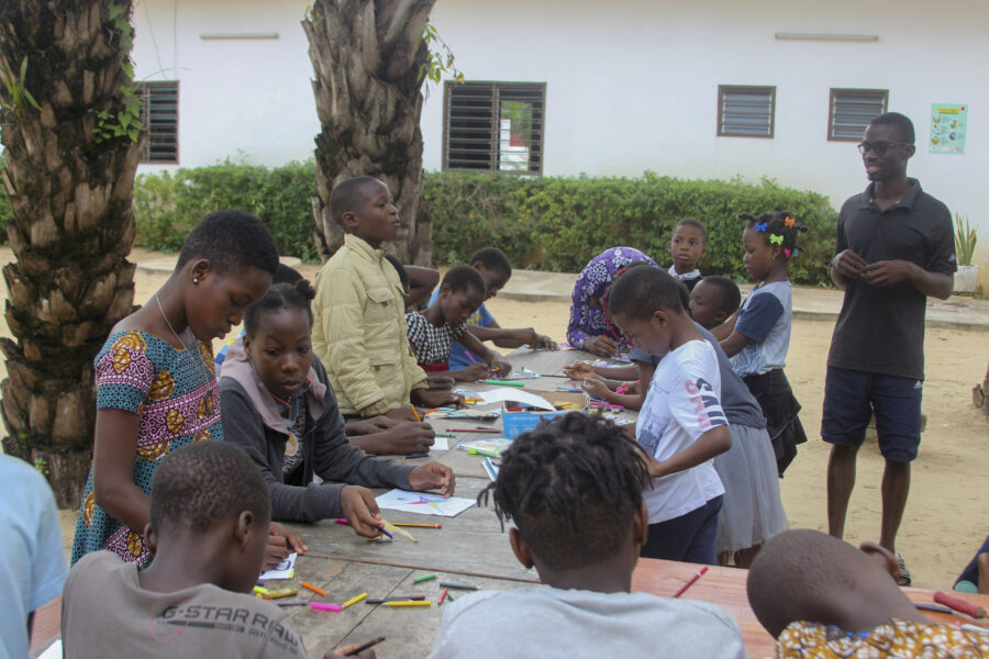 Vue de l'atelier jeune public de Frigg Toss avec nos enfants pendant sa résidence de recherches et de création à Le Centre