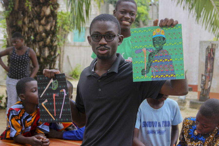 Vue de l'atelier jeune public de Frigg Toss avec nos enfants pendant sa résidence de recherches et de création à Le Centre