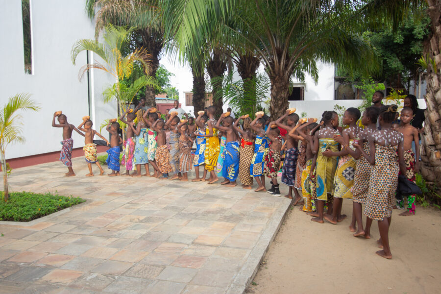 Vue de l'atelier Jeune Public de sculpture & théâtre autour des Récades à Le Centre