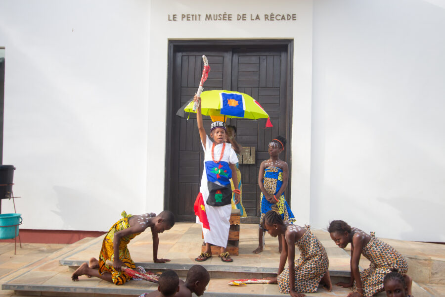 Vue de l'atelier Jeune Public de sculpture & théâtre autour des Récades à Le Centre