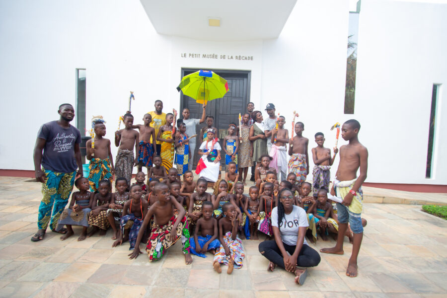 Vue de l'atelier Jeune Public de sculpture & théâtre autour des Récades à Le Centre