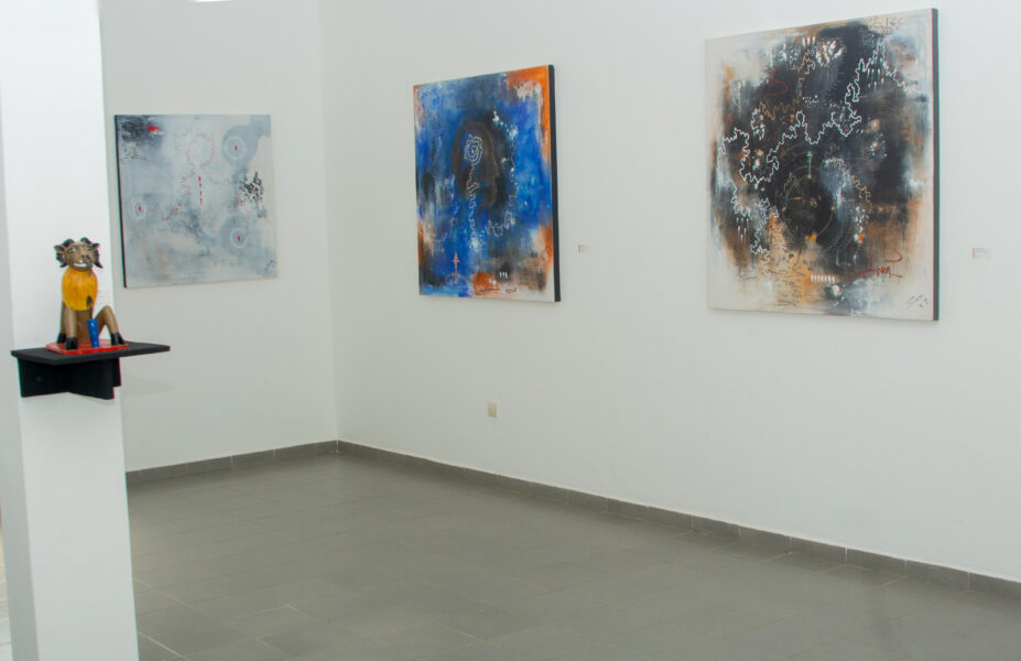 Vue de l'exposition collective « Ombres des ancêtres » à l'Espace Culturel Le Centre