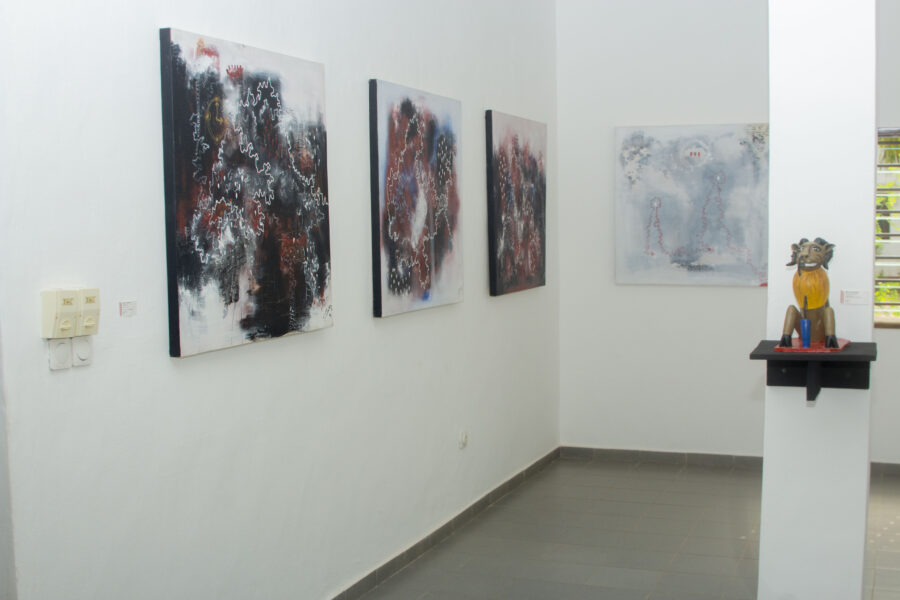 Vue de l'exposition collective « Ombres des ancêtres » à l'Espace Culturel Le Centre