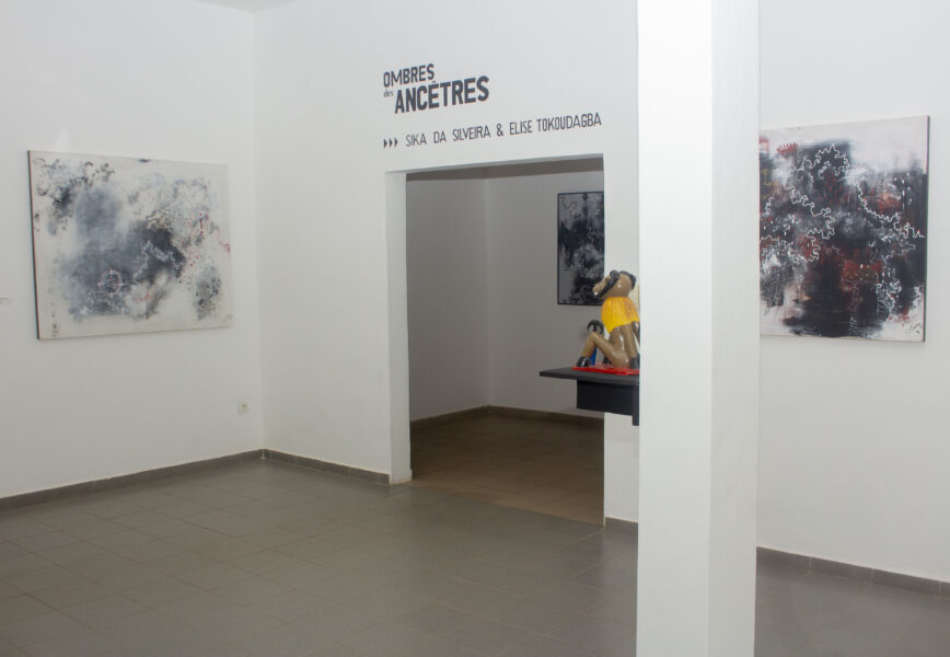 Vue de l'exposition collective « Ombres des ancêtres » à l'Espace Culturel Le Centre
