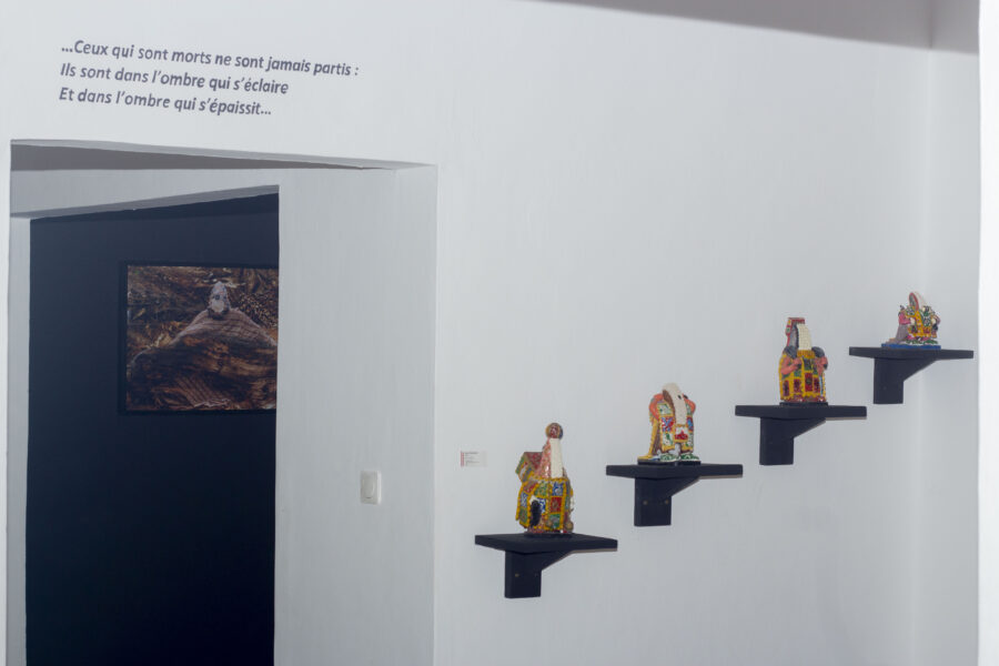 Vue de l'exposition collective « Ombres des ancêtres » à l'Espace Culturel Le Centre