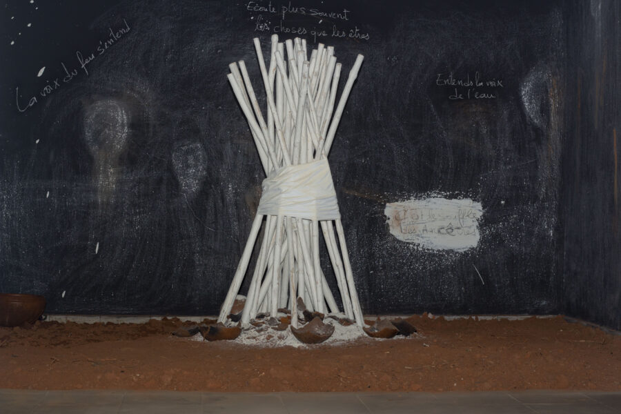 Vue de l'exposition collective « Ombres des ancêtres » à l'Espace Culturel Le Centre