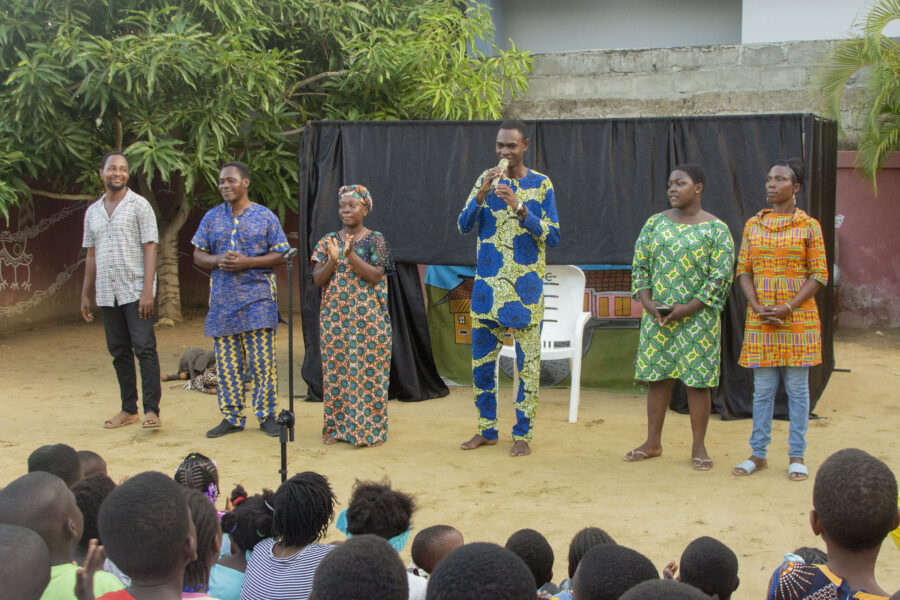 Vue du spectacle jeune public de marionnettes « Petite Nina, quand ça ne va pas, ne te tais pas » à l'Espace Culturel Le Centre