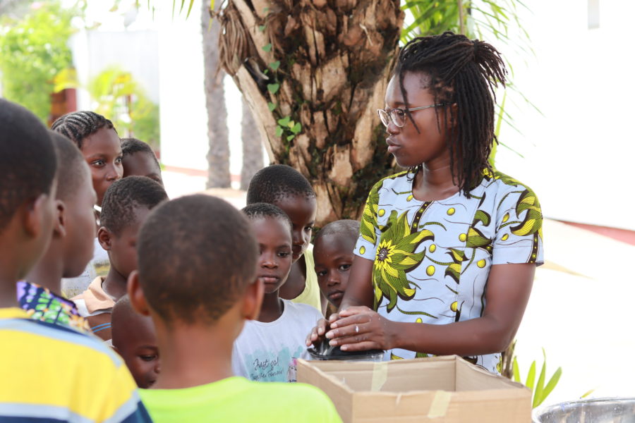 Vue de l'atelier Jeune Public d'initiation à la technique du papier mâché
