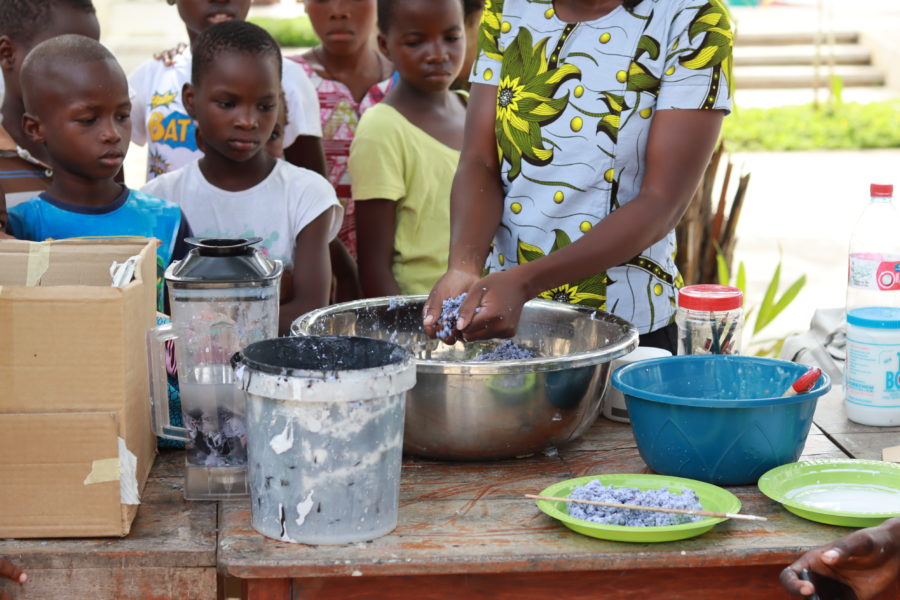 Vue de l'atelier Jeune Public d'initiation à la technique du papier mâché