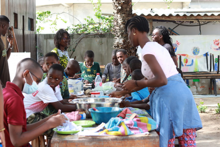 Vue de l'atelier Jeune Public d'initiation à la technique du papier mâché