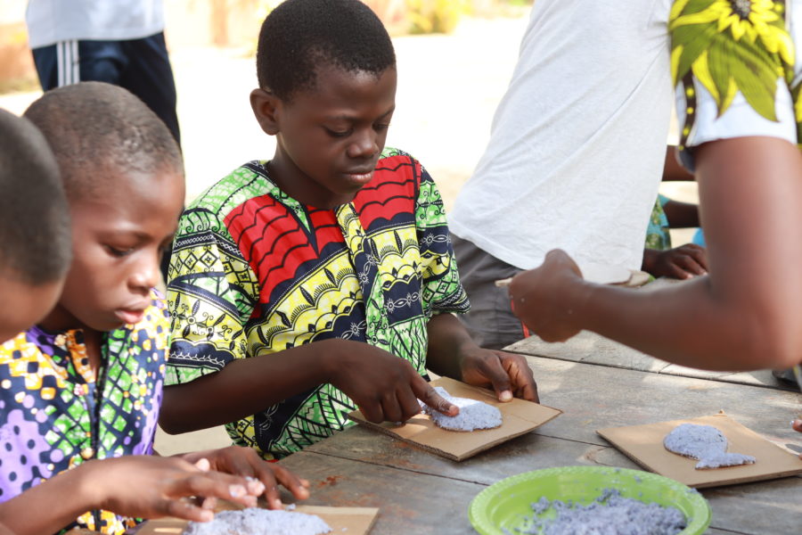 Vue de l'atelier Jeune Public d'initiation à la technique du papier mâché