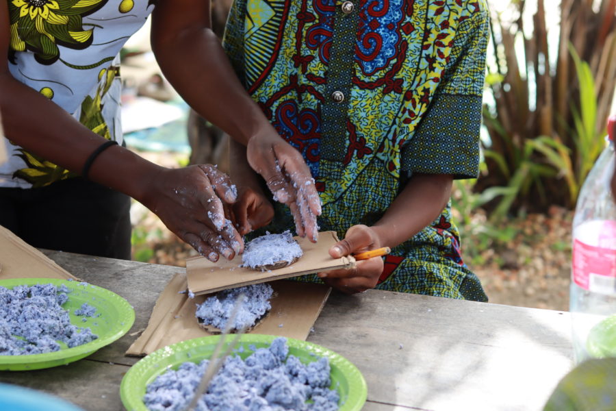 Vue de l'atelier Jeune Public d'initiation à la technique du papier mâché
