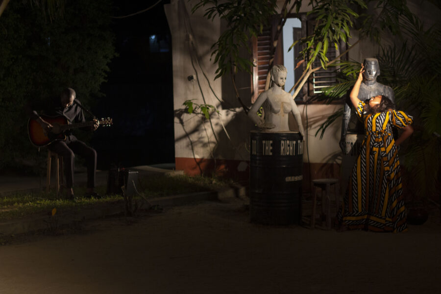 Vue de la pièce de théâtre « La traversée avec Salamè » en représentation à Le Centre