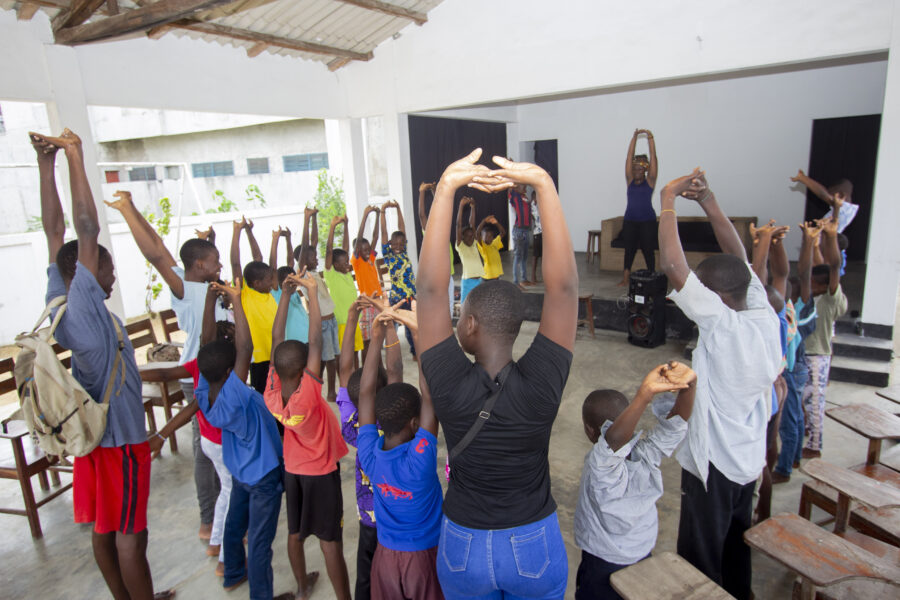Vue de l'atelier jeune public de Koody Fagbémi avec nos enfants à Le Centre.