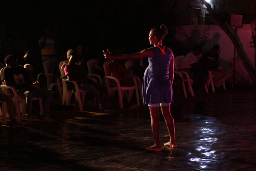 Vue de la pièce chorégraphique « Sans toi, je suis moi » lors de la soirée hybride à Le Centre