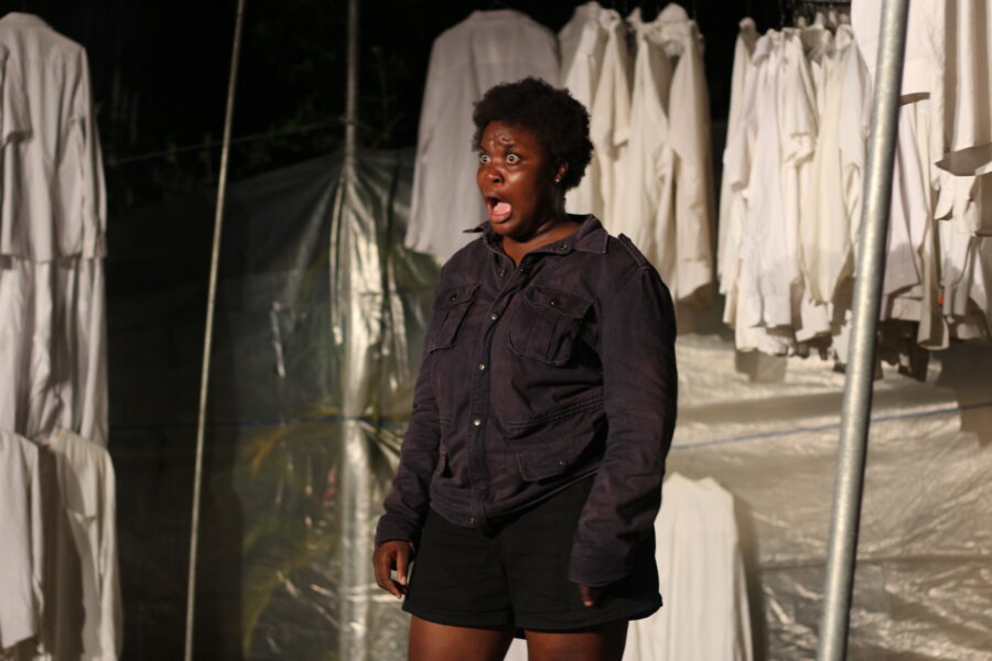 Vue de la pièce de théâtre « Pas de Demain » à Le Centre