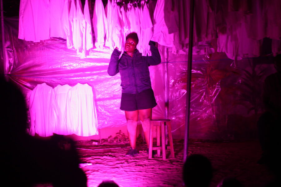 Vue de la pièce de théâtre « Pas de Demain » à Le Centre