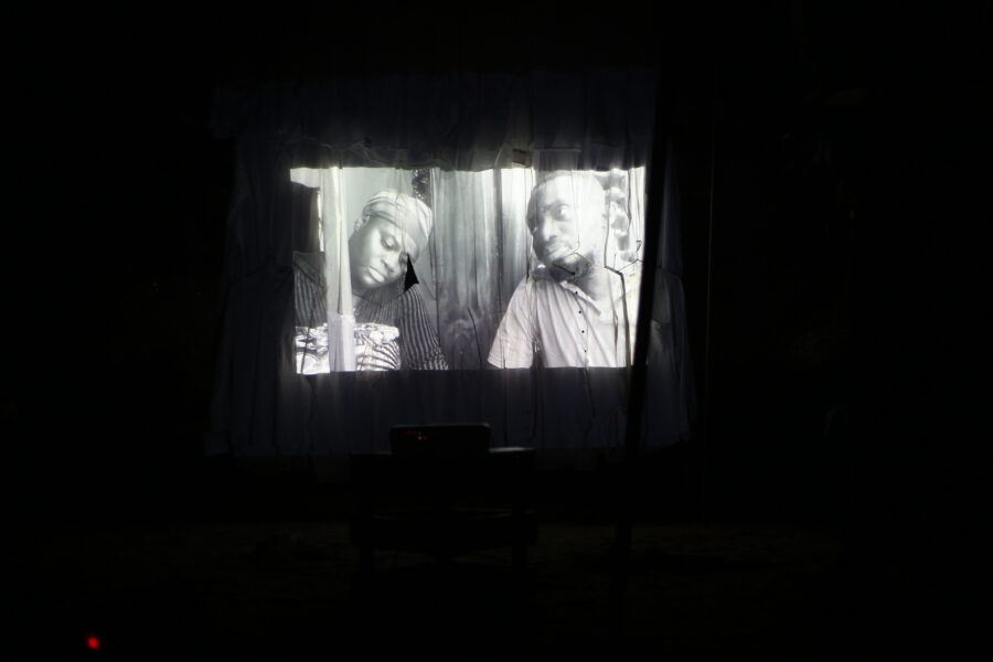 Vue d'un élément vidéo projeté pendant la pièce de théâtre « Pas de Demain » à Le Centre