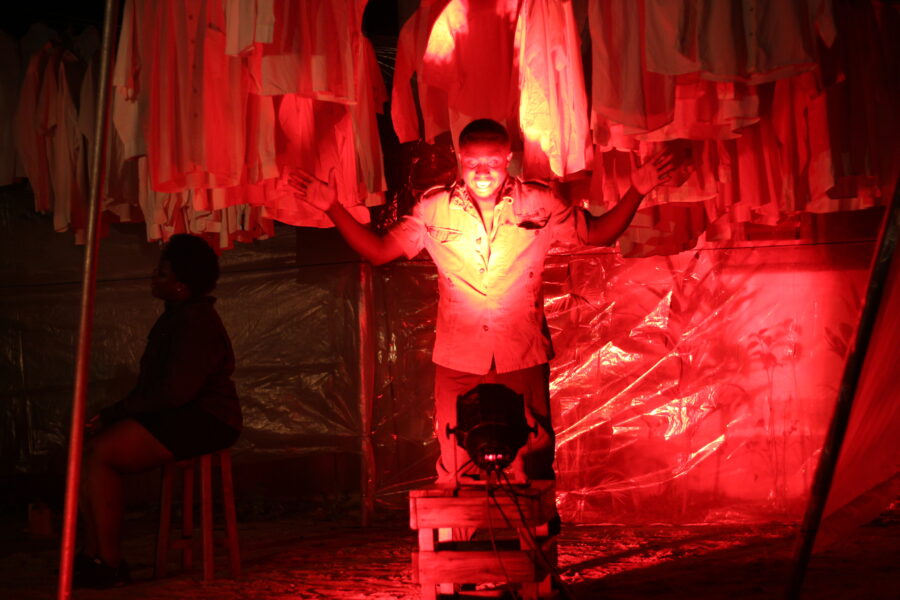 Vue de la pièce de théâtre « Pas de Demain » à Le Centre