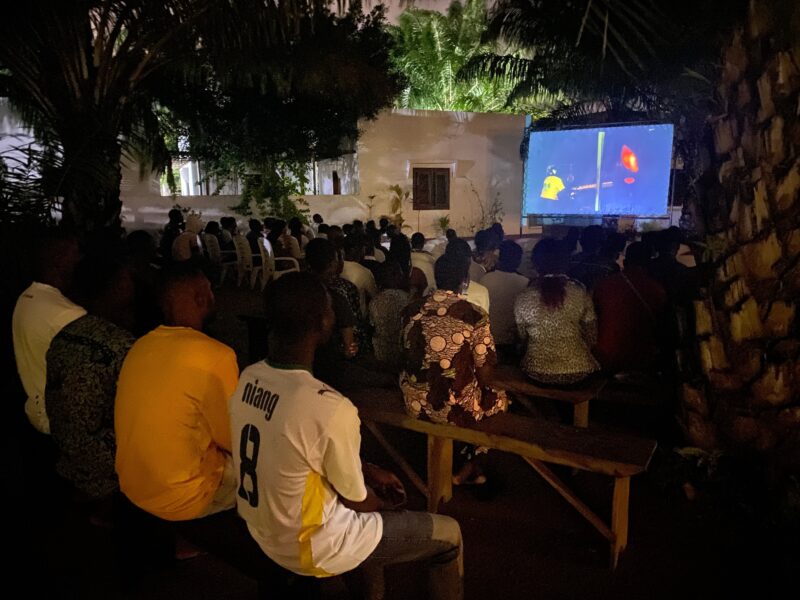 Vue de la projection des courts métrages à Le Centre dans le cadre du programme Wà Cinéma