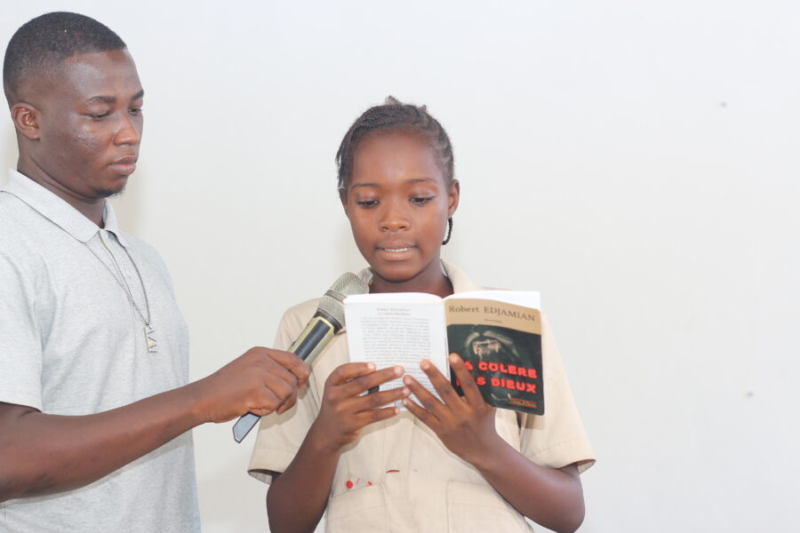 Vue du débat littéraire avec l'écrivain Robert Edjamian à Le Centre