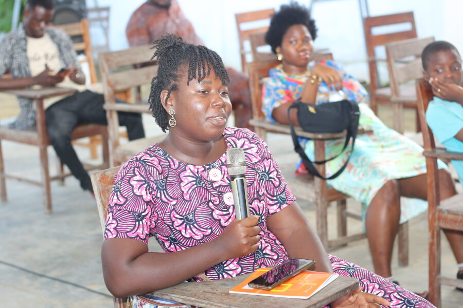 Vue du débat littéraire avec l'écrivain Robert Edjamian à Le Centre