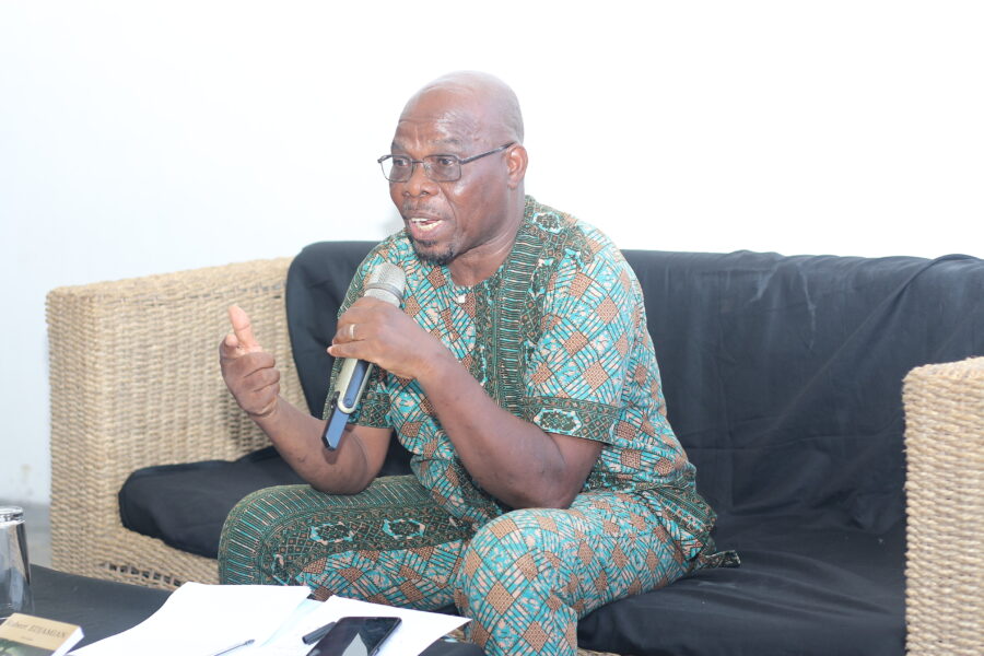 Vue du débat littéraire avec l'écrivain Robert Edjamian à Le Centre