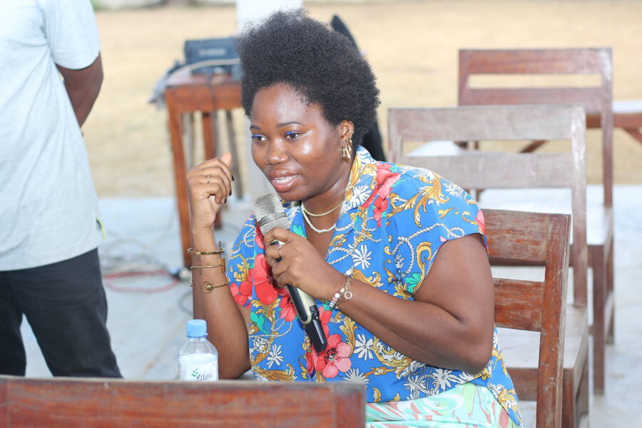 Vue du débat littéraire avec l'écrivain Robert Edjamian à Le Centre