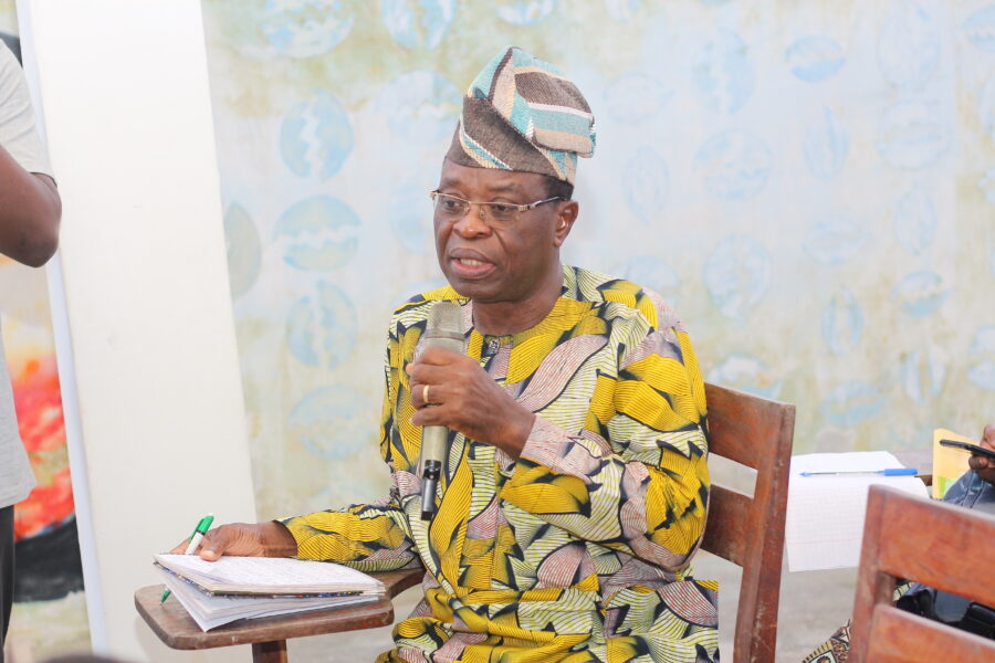 Vue du débat littéraire avec l'écrivain Robert Edjamian à Le Centre