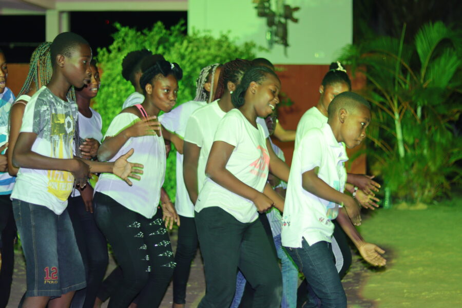 Vue de nos enfants en pleine chorégraphie au Chaos Élégant Baby Crew à Le Centre